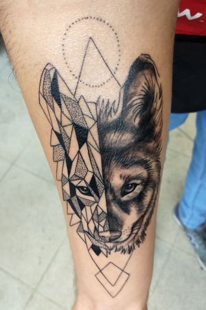 Tatuagem de um lobo em forma de geometria