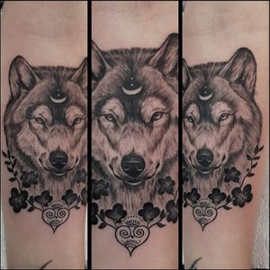 Wolf ! #blackandwhitetattoo #realistic #darkart #tattooideas #realistictattoo #tattooflash #tattoo #tattoodesign #bngtattoo #portraittattoo #tattoosminar #tattootechnique #rome #realism #healedtattoo #blackandgrey #blackandgreytattoo #naturetattoo #animaltattoo #wolftattoo #wolf