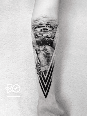 By RO. Robert Pavez • Please take me! 🛸 • Done in Studio ZOI TATTOO • Stockholm 🇸🇪 2018 #engraving #dotwork #etching #dot #linework #geometric #ro #blackwork #blackworktattoo #blackandgrey #black #tattoo #fineline