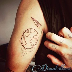 #mundo🌎 #mundo #tatuajemundo #mundotatuaje #world #tattooworld #worldtattoo #aviondepapel #tatuajeaviondepapel #aviondepapeltattoo
