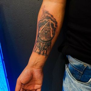 Un diseño que ya se hizo un clásico que andará por las calles... Gracias por la confianza... Porque tinta es tinta. #tintaestinta #ink #tattoos #inked #art #tattooartist #instagood #tattooart #artist #photooftheday #inkedup #tattoolife #bestfriends #style #bodyart #like4like #sfs #followers #inkadict #inked #son #tattoo #méxico #tatt #instapic #dad #loveink #blackandwhite #iluminati #clock #nice @worldfamousink @artymana.tattoo