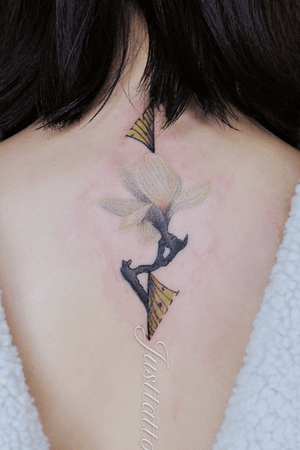 Tattoo by Momo tattooist. Guangzhou Tattoo - #Justtattoo #GuangzhouTattoo #OriginalTattoo #TattooManuscript #TattooDesign #TattooFemaleTattooist #flower #flowertattoo #betterfly #betterflytattoo #realismtattoo #lily #lilyjames #simplebutelegant 