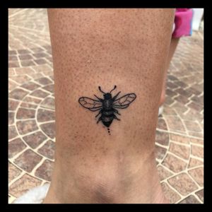 Uno de los minimalistas que me encantó realizar, gracias a mi hermana @laura_lopez98 por confiar en mi. . #bee #abeja #minimalist #linetattoo #dotwork #black #tattootime #DromArtist . -DromArtist-