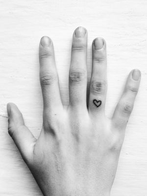 For my sister. #handpoke #handpoketattoo #handpoked #sticknpoke #stickandpoke #tattoo #vegan #vegantattoo #veganink #vegantattoos #vegantattooartist  #hearttattoo #heart #tinytattoo #tiny #minitattoo #mini 