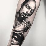 Tattoo by Koldo Novella #koldonovella #famousportraittattoo #famousportrait #portraittattoo #portrait #famous #SnoopDog #EazyE #compton #rappers #rap #musictattoo #music #blackwork