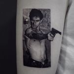 Tattoo by Cold Gray #ColdGray #famousportraittattoo #famousportrait #portraittattoo #portrait #famous #blackandgrey #realism #realistic #filmstill #hyperrealism #taxidriver #RobertDeNiro #gun #violence