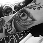 ojo y dados #eye #blackandgreytattoo #realistictattoos #realismo #tatuajes #tattoo #shines #ojo #españa 