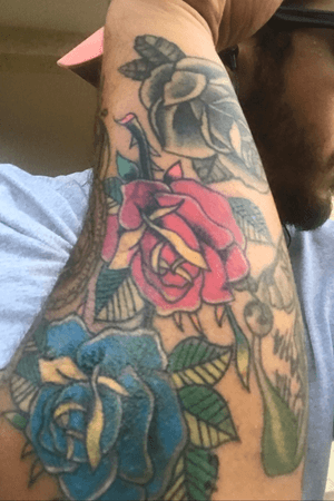 Two roses covering up an arrow i had #tattoo #roses 