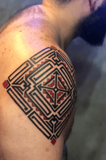 Tatuagem inspirada em grafias marajoaras