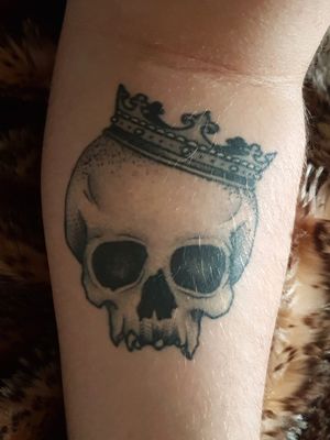 Skull and crown, dotwork shading. Inner forearm piece.#skull #crown #king #stoic #momentomori 