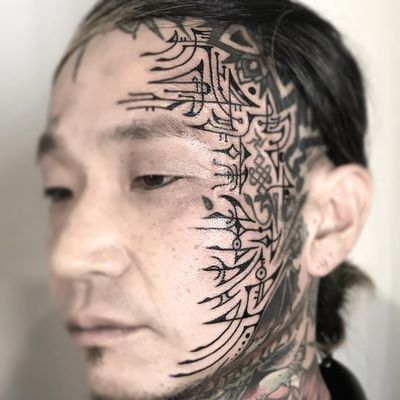 Tattoo by Jondix #Jondix #headtattoo #scalptattoo #scalp #head #face #linework #circuitboard #pattern #ornamental #shapes #sigils #symbols