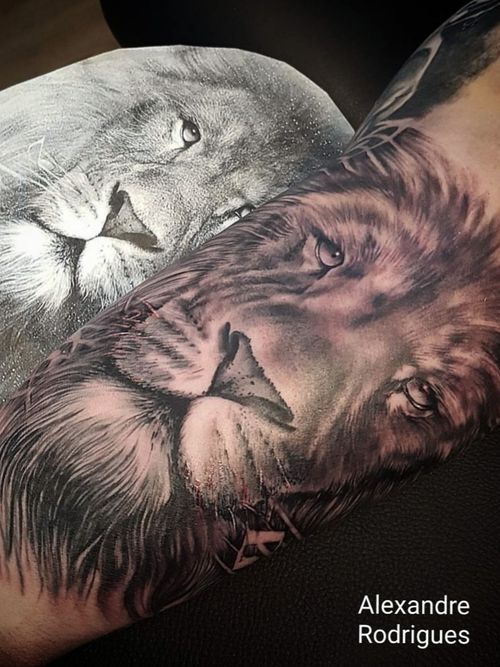 Lion face black and gray tattoo #tattoooftheday #liontattoo #realism #realistictattoo #amsterdamtattoo 