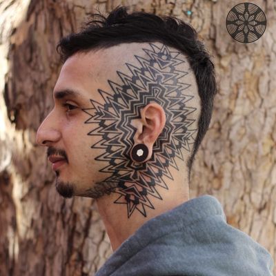 Tattoo by Enzo Ciardullo #EnzoCiardullo #headtattoo #scalptattoo #scalp #head #face #pattern #ornamental #shapes #triangle #linework #blackwork