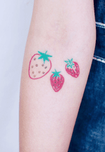 Colour pencil strawberries. Istagram/ gallery_arles #tattoo #tattooist #tattooing #drawing #sticknpoke #art #sticknpoke #tattoos #illustration #handpoke #ink #machinefreetattoo #sticknpoke #doodletattoo #tatouage #tatuaje #Татуировка