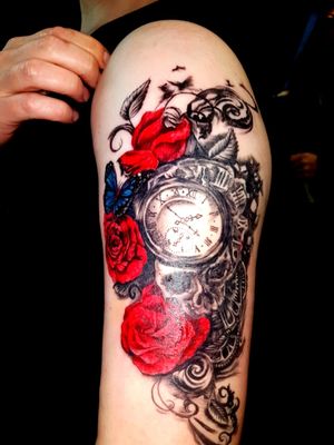 Skull, clock, roses and butterfly tattoo. I've asked the customer to come back si I can darken some black areas once healed. Also some white highlights... not too much though. Then I might be happy with it. She is happy though 😁 