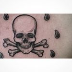 Tattoo by @Samfarfan #skulltattoo #skull #fire #blackink #blacktattooart #blacktattoing #sketch #sketchtattoo #blacktattoo #ink #inked #bones #finelines #madridtattoo #spaintattoo #latinoart #tatuaje #tattoostyle 