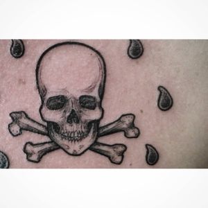 Tattoo by @Samfarfan #skulltattoo #skull #fire #blackink #blacktattooart #blacktattoing #sketch #sketchtattoo #blacktattoo #ink #inked #bones #finelines #madridtattoo #spaintattoo #latinoart #tatuaje #tattoostyle 