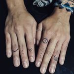 #fingertattoos #finger #sun #flashtattoo #dedo #handtattoo #tatuagensdelicadas #tatuagensfemininas #TatuadorasDoBrasil #tatuadorasbrasileiras #tattooartist #tattooapprentice 
