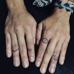 #fingertattoos #finger #sun #flashtattoo #dedo #handtattoo #tatuagensdelicadas #tatuagensfemininas #TatuadorasDoBrasil #tatuadorasbrasileiras #tattooartist #tattooapprentice 