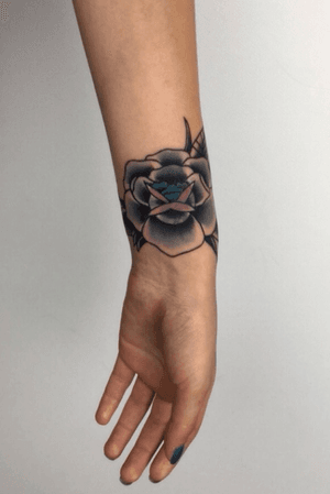 Cover up• Old School Rose #tattoo #tattooed #tattooer #ink #inked #bodyink #tattooink #art #bodyart #tattooart #inkedmag #inkmagazine #inkedmagazine #oldschool #tradwork #neotraditional #traditional #