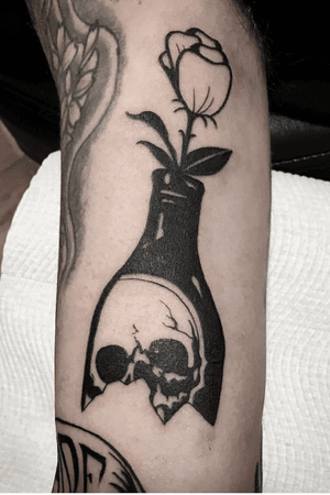 #kevinhennesseytattoo #tattooart #skinart #bottle #solid #neotraditionalartist ##skull #skulltattoo #bodyart 