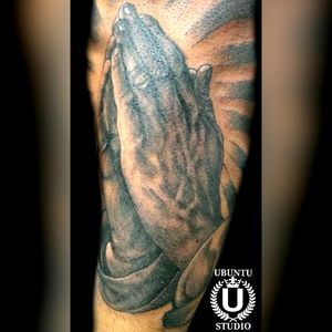 Mãos em prece , mãos , tattoo , tatuagem, religiosa