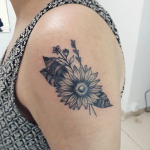 #sunflowertattoo #sunflower #floral #flower #tatuadorasbrasileiras #tatuadoresdobrasil #inkedgirl #tattoedgirl #tatuagensdelicadas #tatuagensfemininas #fineline #pontilhismo #dotwork #blackwork #blackandgrey #girlswithtattoos #girl 