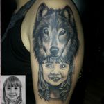 Retrato de niña y lobo en realismo negro y gris.