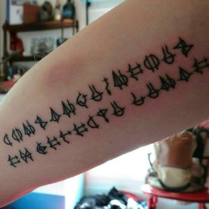 (1/3) Etro Script Consanguineous ex defectu Lunae. Latin: "Kindred of the eclipse of the Moon." The concept is based on the eidolons in Final Fantasy XIII, using the written language, Etro Script, on their armor. About being born on a lunar eclipse, and moving on with another. The tense with Latin might be shotty. #FinalFantasyXIII