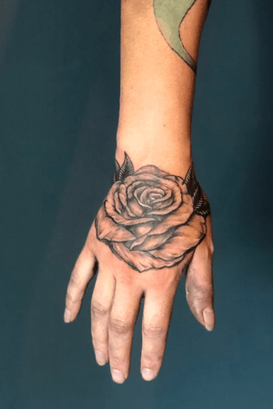 #rose #hand #handtattoo #freehand #tattooartist #Tattoodo 