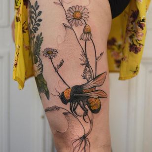 Tatuaje de Joanna Świrska alias Dzo Lama #JoannaSwirska #DzoLama #illustrative #nature #sketch #linework #dotwork #margueritter #daisy #bi #insekt #blade #planter #vandfarve