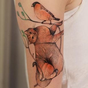 Tatuaje de Joanna Świrska alias Dzo Lama #JoannaSwirska #DzoLama # ilustrativo #naturaleza # boceto #linework #dotwork #cat #kitty #blade #plant #bird #watercolor