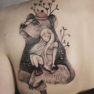 Tatuaje de Joanna Świrska alias Dzo Lama #JoannaSwirska #DzoLama # ilustrativo #naturaleza # boceto #linework #dotwork #bear #girl #blades #friends #sweet #watercolor