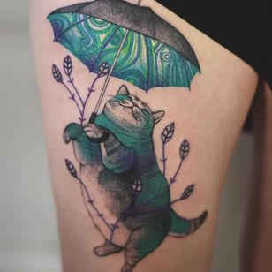 Tatuaje de Joanna Świrska alias Dzo Lama #JoannaSwirska #DzoLama #illustrative #natur #sketse #linework #dotwork #cat #paraply #leaves #watercolor