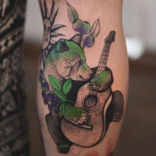 Tatuaje de Joanna Świrska alias Dzo Lama #JoannaSwirska #DzoLama #illustrative #nature #sketch #linework #dotwork #bear #animal #guitar #berry #berry #leaves #plant #sweet #watercolor