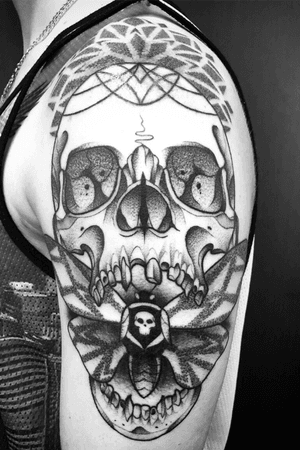 #blackswantattoo #skull #skulltattoo #ornamental #geometric #geometrictattoo #moth #mandala #mandalatattoo 