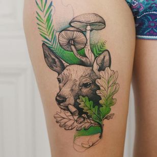 Tatuaje de Joanna Świrska alias Dzo Lama #JoannaSwirska #DzoLama # ilustrativo #naturaleza # boceto #linework #dotwork # ciervo #fawn #fungi #blade #plants #watercolor