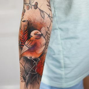 Tatuaje de Joanna Świrska alias Dzo Lama #JoannaSwirska #DzoLama # ilustrativo #naturaleza #boceto #linework #dotwork #bird #leaves #feathers #wings #plants # berries # berries # watercolor