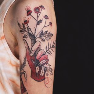 Tatuaje de Joanna Świrska alias Dzo Lama #JoannaSwirska #DzoLama # ilustrativo #naturaleza # boceto #linework #dotwork #hand #daisy #flowers #floral #leaves #plants #watercolor