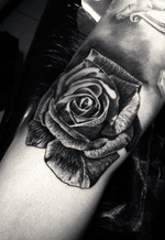 3h de trampo #rose #roseflower #flowers #flowertattoo #tattoo #ink #blackandgrey #blackandgreytattoo #inkjecta #intenzepride