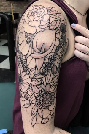 Got to do Ciara’s first tattoo last night! Thanks for sitting like a pro ✨ • • •Books now open, email to book: anoelletattoo@outlook.com • • #powerhouseink #ladytattooers #floraltattoo #blackworktattoo #bouquettattoo #weddingbouquet #phatkattats #houstontattoos #huntsvilletattoos #huntsvilletx #huntsvillehair #dallastattoos #sanantoniotattoos #dallasart #botanicaltattoo #blackclaw #texastattoos #eminentneedles #zuperblack #republictattoosupply #travelingtattooer #tattooconventions #memorialtattoo #prettytattoos #inkedgirls #firsttattoo