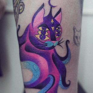 Tatuaje de Ilona Kochetkova aka aknowi #IlonaKochetkova #aknowi #psychedelic tattoo #psychedelic #surrealistic #trippy # strange #acid #lsd #fungi #cat #kit # octopus #creating #animals #tentacles #three eye