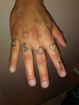 Finger Tattoos #playboybunny #dollarsign #xo #heart #musicnote #fingertattoos 