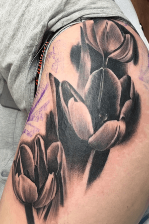 Lilies in black and grey thigh piece😀
