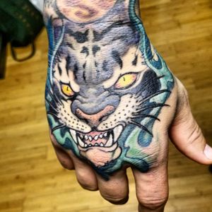 Hand piece done in Owensboro Ky at Lady Luck #handpiece #tiger #color #jobstopper #handtattoo 