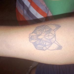 Lobo geometrizado - Artista Pajarito body tattoo