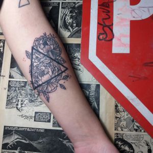  # Mica_Tattoo #tattoo #tattoos #tattooworkers #tatuagem #tatuaje #tattooartist #tattooprofessional #tattooart #ink #flower #flores #peonia #ink_house 