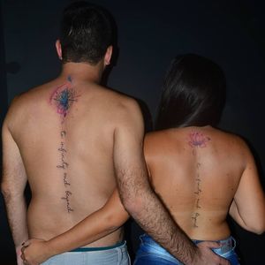 "To infinity and beyound" Tatuagem rosa dos ventos e flor de lótus em aquarela para casal