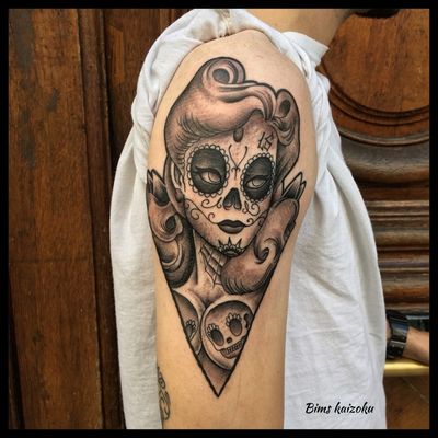 Craaaack allez pour changer on a fait une blonde au lieux d’une brune🤪 #bims #bimskaizoku #bimstattoo #santa #santamuerte #muerte #death #mort #skull #graff #graffiti #paris #paname #paristattoo #tatouage #love #hate #blackandgrey #blackandwhite #blxck #tattoo #tattrx #tatted #tattooed #tattooer #tattoostyle #tattooist #tattooartist #darkartists 