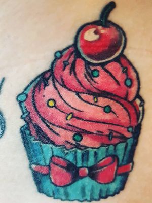 Cupcake🍨#cupcake #cupcaketattoo #cupcakes #pink #pinktattoo #tattoo #tattooartist #tattooart #tattoocolor #tattoofeminina #tattoofashion #oldschooltattoo #oldschooltraditional 